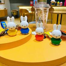 Móc khóa Miffy Classic Bruna Colors, Mặt dây chuyền hình chú thỏ biểu tượng của quốc gia Hà Lan, Thiết kế tối giản vượt thời gian với tông màu tinh khiết, Chất liệu PVC/nhựa bền, Phụ kiện chìa khóa xe hơi dễ thương, Đồ sưu tầm IP được cấp phép, Quà tặng hoàn hảo cho người hâm mộ Miffy, Đồ trang trí hoạt hình hoài cổ - Màu vàng - Xem 4