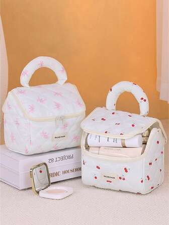 1个大容量软质化妆包，饰有房屋、兔子、蝴蝶结、樱桃、小熊和爱心图案，多功能收纳袋，适用于居家、学生、毕业、生日、母亲节、情人节等场合，可作为礼物赠送。也可作为化妆包、化妆袋、化妆品收纳包、化妆品整理袋、旅行、化妆包、梳妆配件、小型化妆包、化妆袋、大型化妆包、圣诞礼物、收纳袋、旅行包、手拿包/小型手提包、化妆品整理袋、收纳袋、刷具收纳袋、迷你收纳袋、大容量收纳袋、女士礼物、圣诞礼物、女士礼物创意等。