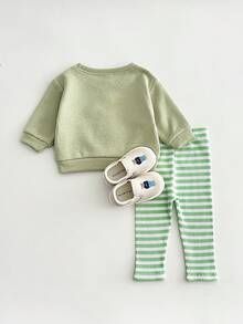 Set 2 buc. bluză cu mânecă lungă și broderie cu căpșuni pentru bebeluși + pantaloni elastici cu dungi, primăvară/toamnă - Verde - Vizualizare 7