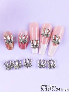 10 قطعة من إكسسوارات فن الأظافر المصنوعة من السبائك المعدنية، توفر خيارين لون كلاسيكيين: الذهبي والفضي. يأتي كل إكسسوار مع قاعدة على شكل قلب أنيق تنكسر الإضاءة عليها بشكل لامع مثل تاج مصغر. تم تصميم هذه الزينات الجمالية خصيصًا لفن الأظافر DIY، مصنوعة من مواد سبائك معدنية عالية الجودة بملمس ناعم وراق