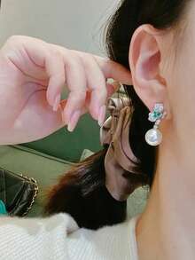 1pc French Retro Fashionable Versatile Floral Pearl Earrings, Elegant Elegant High-End Luxury Earrings Suitable For Women's Daily, Festival, Party Wear, Gift For Girlfriend, Best Friend (Shipped Without Box Or Display Clip) - Silver - View 5