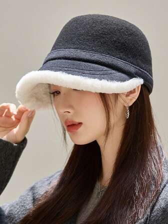 1 st. damhatt med fluffig kant, höst-/vintermodekeps med fluffig kant, mjuk och hudvänlig, skyddar ansiktet från kall vind. Enkel och generös design, grå färg matchar bra, lämplig att bära med kappor eller tröjor, ett varmt och snyggt plagg för vardagsbruk