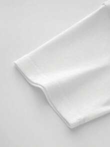 Camiseta para niña 100% algodón con un adorable capibara sosteniendo té de burbujas bajo nubes con estrellas brillantes que simbolizan relajación y alegría. - Blanco - Ver 4