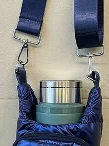 1个男女通用可调节肩带保温加厚水瓶套，时尚毛绒水瓶套，带多个口袋，可存放水瓶、手机、钥匙等物品