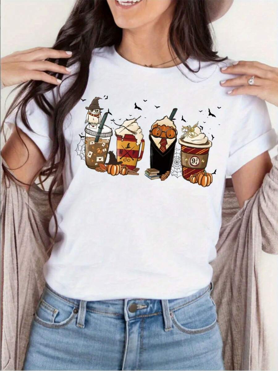 Mujer Camiseta de Mujer México Víspera de Todos los Santos Casual Versátil Cómodo y EleganteCamiseta blanca decorada con ilustraciones de bebidas de Halloween, incluyendo tazas con espabilones, un búho con gorro de bruja, calabazas y murciélagos, perfecta para el día de los muertos y la temporada de otoño