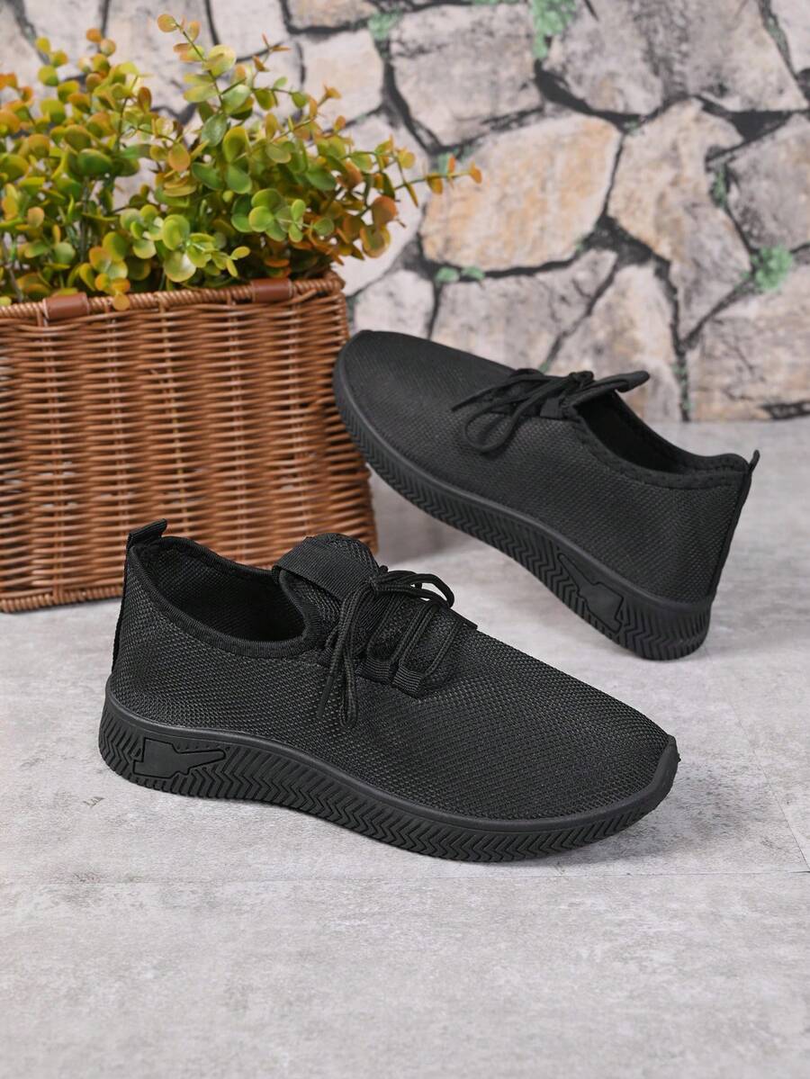 1 Pair Comfortable Breathable Sports Shoes For Teenagers, Featuring An All-Black Design, Lightweight Mesh Upper For Good Ventilation And Comfort, Durable Rubber Outsole For Traction And Shock Absorption, Suitable For Daily Wear And Sports Activities, Simple Style With Lace-Up Closure For Easy On And Off, An Ideal Choice For Teenagers To Showcase Their Vitality And Fashion.