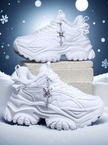 Sapatos de Neve para Esportes de Inverno Femininos com Elevação de 7cm, Tênis Casuais da Moda com Elementos de Halloween - Cruz Gótica 3D, Decorações de Caveira, Correntes de Metal Prateadas, Sola Grossa de EVA, Bico Redondo com Cadarço, Salto Alto Branco Confortável e Antiderrapante, Adequado para Uso Diário, Encontros, Academia, Escritório, Botas de Plataforma para Neve de Outono/Inverno