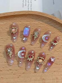 10 قطعة من إكسسوارات فن الأظافر المصنوعة من السبائك المعدنية، توفر خيارين لون كلاسيكيين: الذهبي والفضي. يأتي كل إكسسوار مع قاعدة على شكل قلب أنيق تنكسر الإضاءة عليها بشكل لامع مثل تاج مصغر. تم تصميم هذه الزينات الجمالية خصيصًا لفن الأظافر DIY، مصنوعة من مواد سبائك معدنية عالية الجودة بملمس ناعم وراق