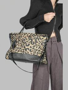 DareSee Geantă de umăr cu imprimeu leopard, geantă elegantă cu imprimeu leopard, geantă de umăr de mare capacitate, cu nituri, decor cu ciucuri, cele mai bune cadouri personalizate pentru femei, mame și iubite, geantă cu imprimeu leopard, festival de muzică, festival Y2K, înapoi la școală, toamnă, Halloween, genți de Crăciun perfecte pentru petreceri elegante, asortate cu costume de Crăciun, cadouri de Crăciun și iarnă.