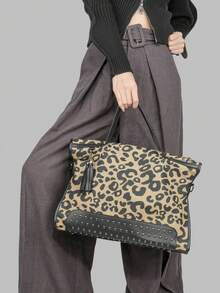 DareSee Geantă de umăr cu imprimeu leopard, geantă elegantă cu imprimeu leopard, geantă de umăr de mare capacitate, cu nituri, decor cu ciucuri, cele mai bune cadouri personalizate pentru femei, mame și iubite, geantă cu imprimeu leopard, festival de muzică, festival Y2K, înapoi la școală, toamnă, Halloween, genți de Crăciun perfecte pentru petreceri elegante, asortate cu costume de Crăciun, cadouri de Crăciun și iarnă.