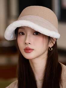 1 szt. damski kapelusz typu bucket hat z puchatym rondem, modna jesienno-zimowa czapka bejsbolówka z puchatym wykończeniem, miękka i przyjazna dla skóry, chroni twarz przed zimnym wiatrem. Prosty i obszerny design, szara tonacja dobrze komponuje się z płaszczami lub swetrami. Ciepły i stylowy dodatek do codziennego noszenia.