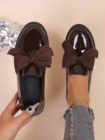 Damskie płaskie buty dojazdowe z okrągłym noskiem i kokardką w kolorze czekoladowego brązu, wsuwane mokasyny w stylu brytyjskim, codzienne płaskie buty na średnim obcasie, uniwersalne do noszenia na co dzień, odpowiednie dla rozmiarów 35-44, na jesień/zimę i na cały sezon