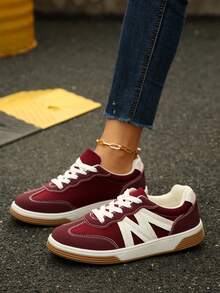 Nouvelles chaussures décontractées en velours patchwork pour femmes, baskets polyvalentes à semelle épaisse à la mode, confortables avec une semelle souple, convenant pour la marche, le port quotidien, les étudiants et le skateboard