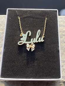 A Set Of Personalized Name Jewelry With Bows, Suitable For Girls. It Includes A Personalized Name Pendant, A Cute Necklace, And A Bracelet. It Can Be Used As A Gift Or A Birthday Present. - Golden Bow - View 7