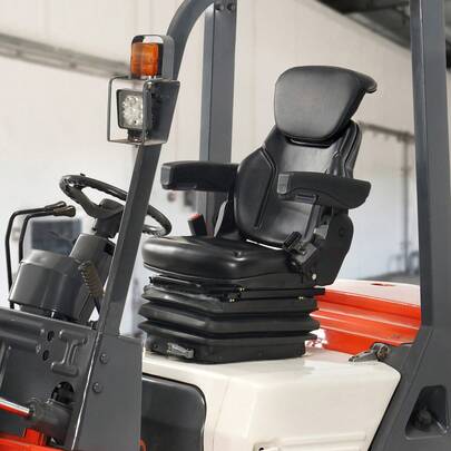Asiento de tractor universal   con suspensión, asiento plegable para montacargas con respaldo ajustable, microinterruptor, cinturón y reposabrazos, asiento de tractor con amortiguación de 3 niveles para tractor, cargadora y excavadora.