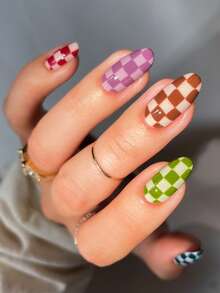 Bộ 24 miếng dán móng tay ngắn đơn giản họa tiết bàn cờ, màu nâu và xanh lá cây, phù hợp cho phụ nữ và các bạn gái sử dụng hàng ngày, đi chơi, hẹn hò và đi làm, tạo nên bộ móng dễ thương. Bao gồm 1 miếng gel dẻo và 1 miếng dán chống trượt. - Nhiều màu - Xem 2