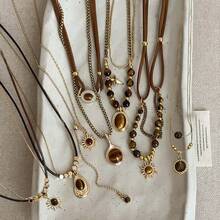 Collar con colgante de cuentas de piedra marrón vintage, con cadena de metal dorado de doble capa y múltiples cadenas, ideal para usar con suéteres en otoño e invierno, regalo de joyería para mujeres