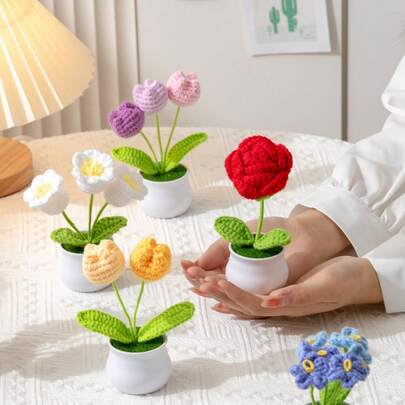 1 chậu hoa móc len, bao gồm hoa lan, hoa ly, hoa hướng dương, hoa lưu ly, hoa dâu tây, các loại hoa nhân tạo trong chậu nhựa trắng, vật trang trí thủ công cho bàn làm việc văn phòng.