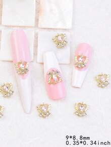 10 قطعة من إكسسوارات فن الأظافر المصنوعة من السبائك المعدنية، توفر خيارين لون كلاسيكيين: الذهبي والفضي. يأتي كل إكسسوار مع قاعدة على شكل قلب أنيق تنكسر الإضاءة عليها بشكل لامع مثل تاج مصغر. تم تصميم هذه الزينات الجمالية خصيصًا لفن الأظافر DIY، مصنوعة من مواد سبائك معدنية عالية الجودة بملمس ناعم وراق