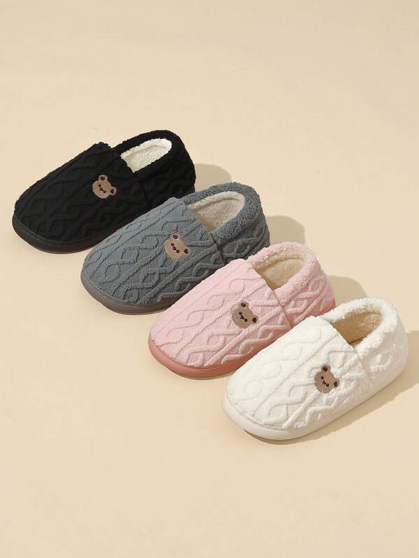 Nouvelles pantoufles douces en mousse à mémoire de forme et peluche, design d'ours de bande dessinée, intérieur/extérieur, talon plat confortable, convient aux couples en hiver