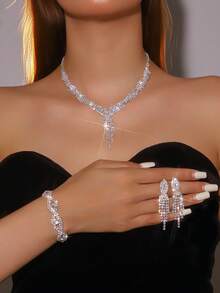 这款 4 件套包括（1 条项链 + 1 对耳环 + 1 条手链）法式浪漫流苏耳环和手链，是一款时尚的珠宝套装，适合日常佩戴、婚礼、派对和其他场合。 - 銀色 - 查看 10