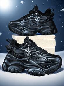 Botas de Neve para Inverno Femininas, Altura Aumentada em 7CM, Tênis Casuais da Moda com Elementos de Halloween - Cruz Gótica 3D, Caveira, Encantos Decorativos Metálicos Prateados Brilhantes, Sola Grossa de EVA Plataforma de Salto Alto, Leve, Absorvente de Choque, Antiderrapante, Bico Redondo, Cadarço, Botas de Neve com Cunha para Faculdade, Adolescentes, Uso Diário, Encontros, Academia, Escritório, Outono/Inverno