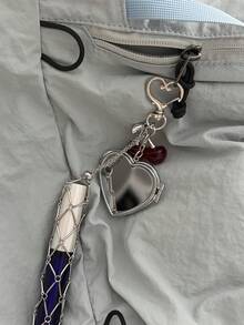 1个银色网状袋吊坠钥匙扣，带口红收纳网、心形镜子和樱桃图案，新款手提包挂饰，汽车配件，女士手机配件