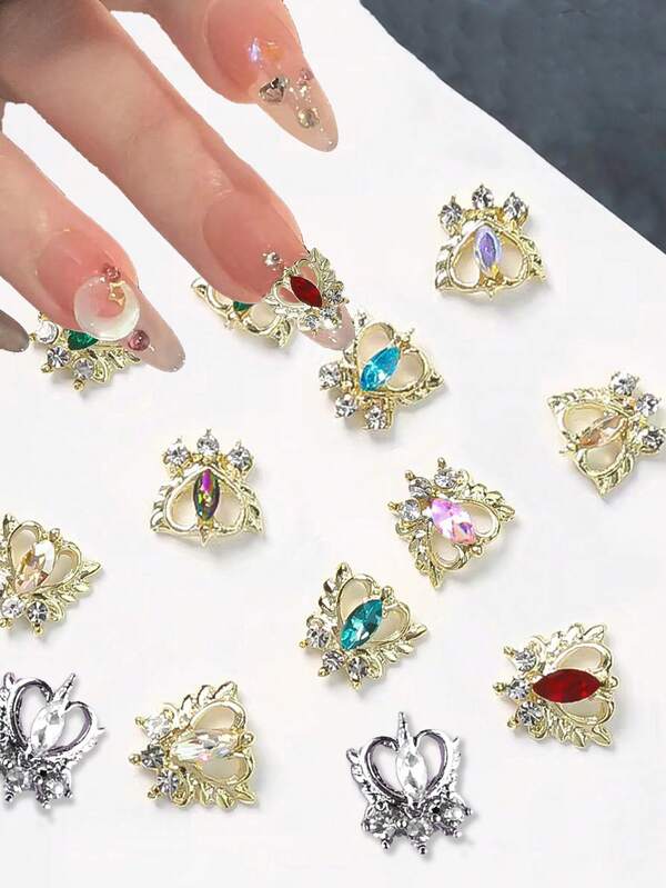 10 قطعة من إكسسوارات فن الأظافر المصنوعة من السبائك المعدنية، توفر خيارين لون كلاسيكيين: الذهبي والفضي. يأتي كل إكسسوار مع قاعدة على شكل قلب أنيق تنكسر الإضاءة عليها بشكل لامع مثل تاج مصغر. تم تصميم هذه الزينات الجمالية خصيصًا لفن الأظافر DIY، مصنوعة من مواد سبائك معدنية عالية الجودة بملمس ناعم وراق