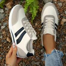 FZY Women's Low-Top Lace-Up Casual Canvas Shoes, Comfortable, Lightweight, Classic, Stylish, And Elegant Winter Footwear. New 2025 Retro Sporty Style Women's Canvas Shoes. Lightweight Casual Canvas Shoes. Low-Top Lace-Up Casual Shoes, Simple, Outdoor, And Elegant Women's Footwear. Women's Lightweight Retro Casual Sneakers, Comfortable For Year-Round Wear, Suitable For Running And Everyday Wear. Women's Sneakers Are Multi-Functional. Simple And Stylish Footwear. Shoes Are Sized Half A Size Smaller Than Actual Size. A Must-Have For Valentine's Day Dates And Shopping, The Soft Sole Is Suitable For Comfortable Walking For Long Periods. - 黑色 - 查看 5