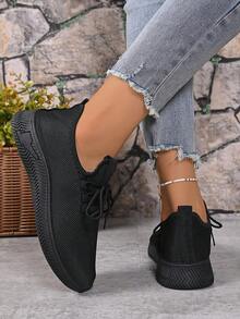 1 Pair Comfortable Breathable Sports Shoes For Teenagers, Featuring An All-Black Design, Lightweight Mesh Upper For Good Ventilation And Comfort, Durable Rubber Outsole For Traction And Shock Absorption, Suitable For Daily Wear And Sports Activities, Simple Style With Lace-Up Closure For Easy On And Off, An Ideal Choice For Teenagers To Showcase Their Vitality And Fashion.