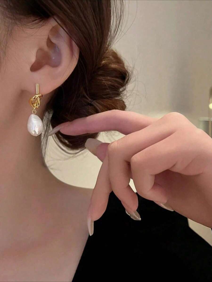 1 Pair French Baroque Irregular Pearl Pendant Stud Earrings For Women, Niche, Fashionable, Versatile, With A Sense Of Design And Knotting Details,Baroque Pearl Earrings For Women Irregular Freshwater Pearl Earrings 18K Gold Plated Elegant French Style Dangle Earrings Hypoallergenic Tarnish Resistant Waterproof Gift For Her Mother Valentine's Day Gift Anniversary Wedding Party Graduation Daily Jewelry 8cmx13cm Limited Stock