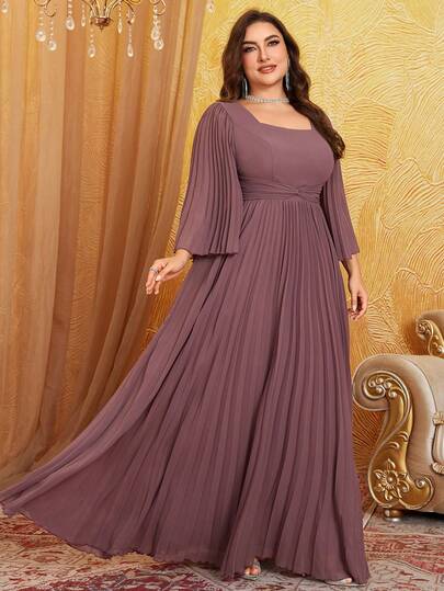 Elegant utsvängd manschett med rosettdesign, böljande chiffongklänning med fyrkantig halsringning och veck i midjan