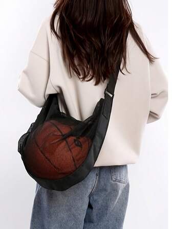 一个运动器材储物袋 - 采用耐用材料制成，可机洗。运动器材储物袋 | 时尚储物袋 | 安全拉链封口，适用于篮球、足球和排球。