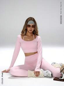 这款露脐紧身运动套装，兼具收腹提臀和运动优雅的风格，包含露脐短款上衣（带拇指孔）、高腰修身打底裤和可拆卸加垫运动文胸。 - 粉色 - 查看 1