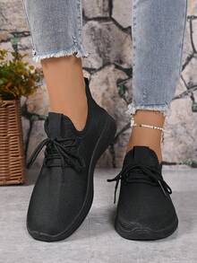 1 Pair Comfortable Breathable Sports Shoes For Teenagers, Featuring An All-Black Design, Lightweight Mesh Upper For Good Ventilation And Comfort, Durable Rubber Outsole For Traction And Shock Absorption, Suitable For Daily Wear And Sports Activities, Simple Style With Lace-Up Closure For Easy On And Off, An Ideal Choice For Teenagers To Showcase Their Vitality And Fashion.