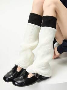 زوج من الجوارب الحرارية المنسوجة بلون أبيض وأسود متباين، ذات أساور مرنة، مصممة بأناقة للنساء