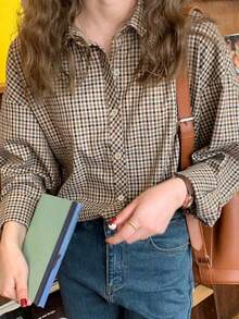 女式小格子落肩长袖梭织衬衫领衬衫，带有纽扣和口袋细节，适合休闲穿着