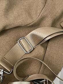 1个男女通用可调节肩带保温加厚水瓶套，时尚毛绒水瓶套，带多个口袋，可存放水瓶、手机、钥匙等物品