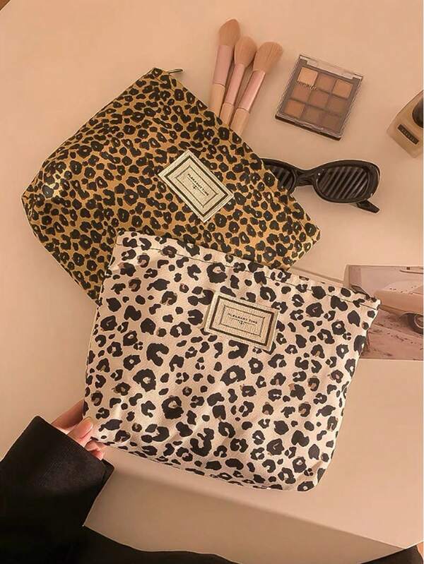 女士豹纹帆布化妆包，便携大容量旅行包，可收纳护肤品、口红等，也可作洗漱包使用。时尚乳白色豹纹化妆包 - 宽敞有序的化妆品收纳空间，是旅行、邮轮、度假的理想之选，男女皆宜，也是节日送礼佳品。