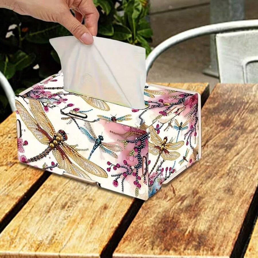 Ein DIY Libellen-Muster Holz-Taschentuchbox zum Abnehmen, geeignet für Platzierung auf Heim- und Esstischen.