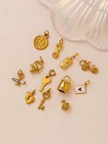 1 件时尚金钥匙飞机扑克骰子自行车皇冠脚吊坠，电镀 18K 金，展现女性优雅魅力。DIY 珠宝配饰、项链、手链、钥匙扣和护身符易于搭配，可作为精美吊坠佩戴，适合妻子和母亲自由搭配。 - 金色 - 查看 2