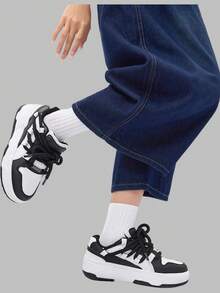 DareSee 经典黑白时尚休闲户外滑板鞋，节日送礼佳品。宽鞋带设计，尽显酷炫独特风格。适合女性日常穿着、度假及运动场合。音乐节、Y2KFest、返校季、秋季、圣诞节、冬季圣诞礼物 - 黑與白 - 查看 2