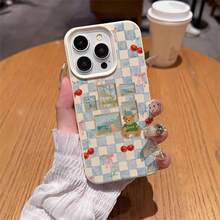 1 pieza Funda de teléfono de material TPU con diseño de oso de cereza a cuadros azul y blanco con lazo, compatible con iPhone 17 Pro Max/17/16 Pro Max/15/13/12/11, S20 FE/A15/S24/A55, Redmi Note 11/12/13 Pro, protección corporal completa a prueba de golpes y suave