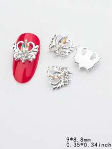 10 قطعة من إكسسوارات فن الأظافر المصنوعة من السبائك المعدنية، توفر خيارين لون كلاسيكيين: الذهبي والفضي. يأتي كل إكسسوار مع قاعدة على شكل قلب أنيق تنكسر الإضاءة عليها بشكل لامع مثل تاج مصغر. تم تصميم هذه الزينات الجمالية خصيصًا لفن الأظافر DIY، مصنوعة من مواد سبائك معدنية عالية الجودة بملمس ناعم وراق