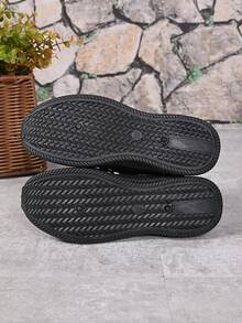 1 Pair Comfortable Breathable Sports Shoes For Teenagers, Featuring An All-Black Design, Lightweight Mesh Upper For Good Ventilation And Comfort, Durable Rubber Outsole For Traction And Shock Absorption, Suitable For Daily Wear And Sports Activities, Simple Style With Lace-Up Closure For Easy On And Off, An Ideal Choice For Teenagers To Showcase Their Vitality And Fashion.