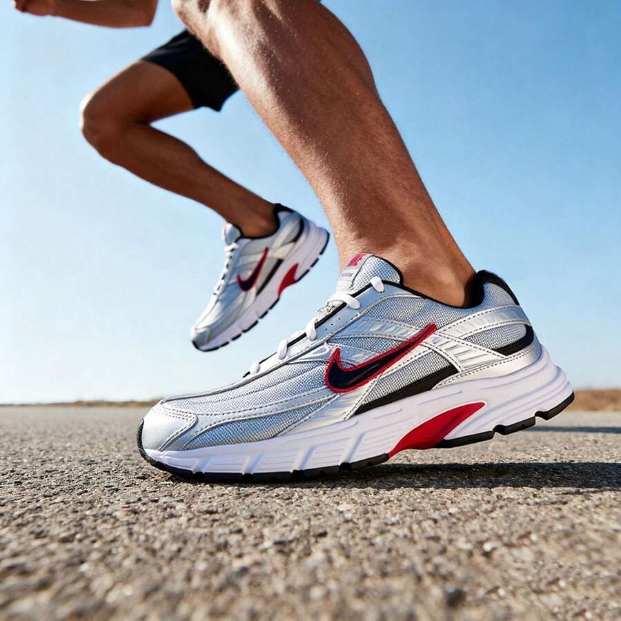 Zapatillas de running para hombre Nike Initiator, parte superior de malla transpirable, cómodas, zapatillas casuales ligeras, con absorción de impactos y rebote, 394055-001 - Plata metalizado/negro/blanco/rojo campus - Ver 1