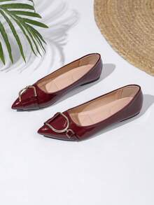 عنابي اللون