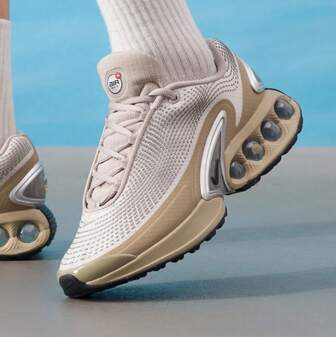 Nike حذاء DN الرياضي الرجالي خفيف الوزن والمبطن بالهواء