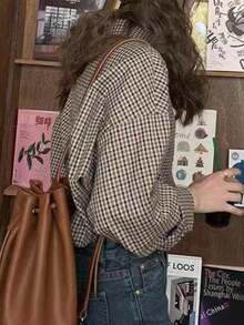 女式小格子落肩长袖梭织衬衫领衬衫，带有纽扣和口袋细节，适合休闲穿着