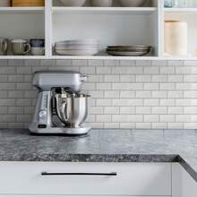 1 cuộn giấy dán tường PVC chống thấm nước tự dính dài 2 mét, họa tiết vân đá cẩm thạch sọc. Giấy dán tường tự làm này có thể cắt theo kích thước tùy ý, phù hợp để trang trí nội thất. Lý tưởng để bảo vệ và làm đẹp tường phòng khách, nhà bếp, phòng tắm và phòng ngủ, dùng làm giấy dán tường trang trí DIY. Giấy dán tường. Giấy dán tường. Trang trí tường. Trang trí phòng. Trang trí phòng ngủ. - Nhiều màu - Xem 5